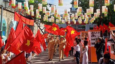 Triển lãm giới thiệu các tư liệu quý giá về quận Hoàn Kiếm trong giai đoạn đầy thử thách nhưng cũng rất vẻ vang - từ Cách mạng Tháng Tám năm 1945 đến ngày tiếp quản Thủ đô ngày 10/10/1954.